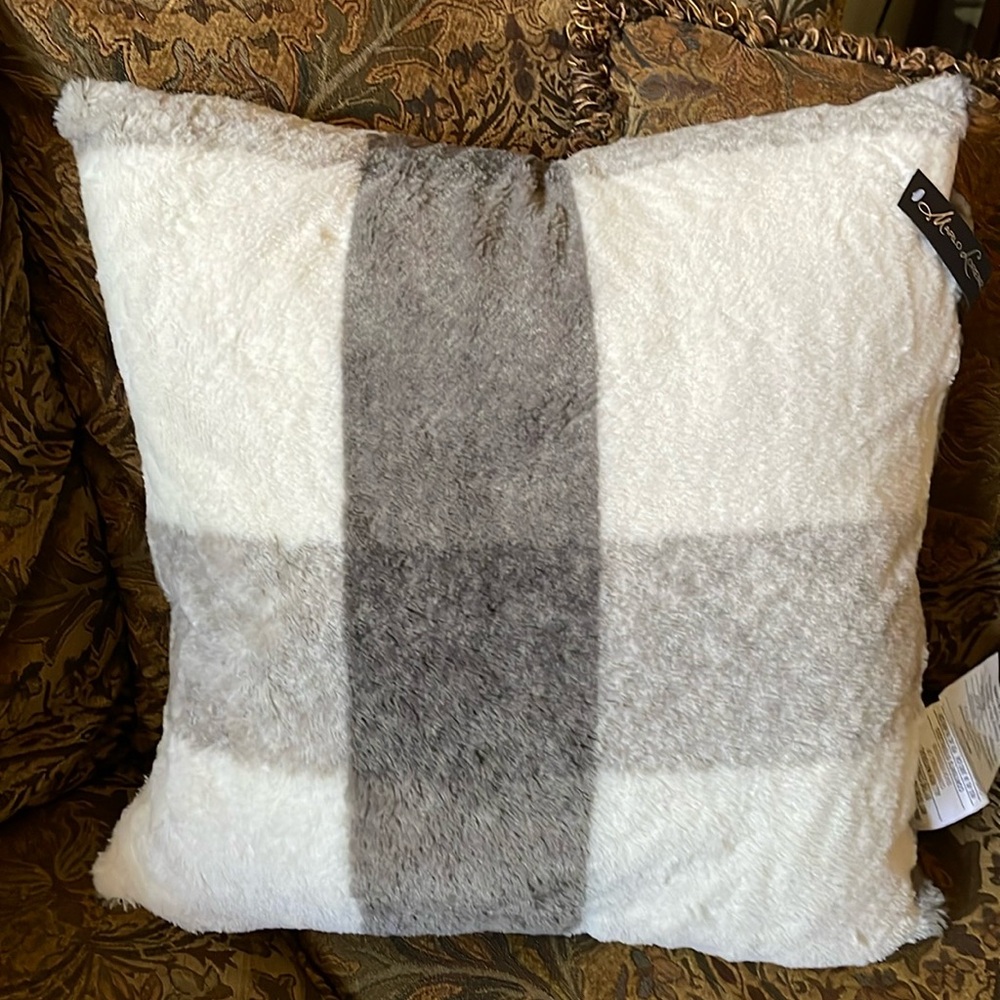 NWT Marlo Lorenz Signature Throw pillow Home Duck Feather 20x20 Perseus Plaid